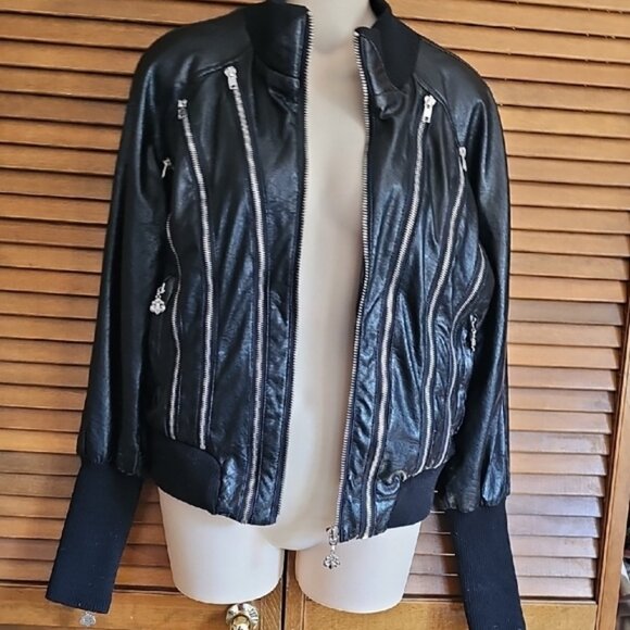 Dereon vintage vegan leather stylish women's jacket with lots of zippers - Picture 3 of 16